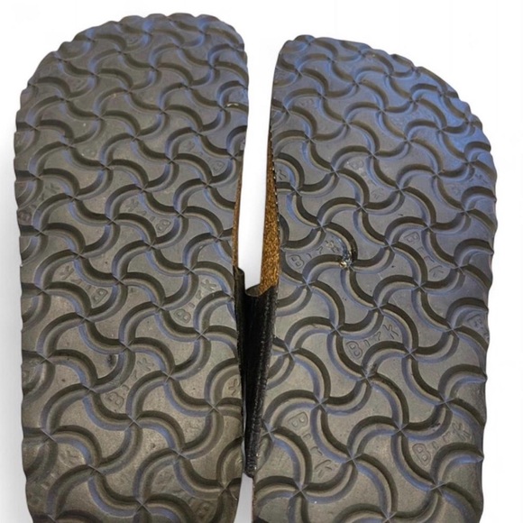 Birkenstock Gizeh
Black and Brown Sandals - Picture 6 of 7